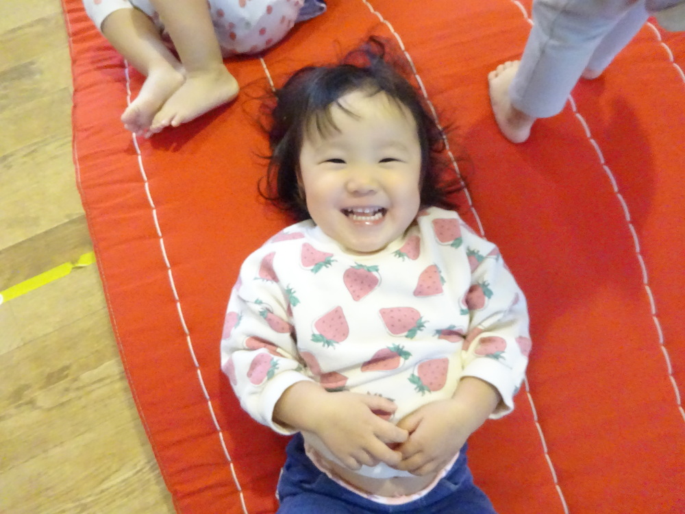 遊戯室遊ぶ子ども (4)