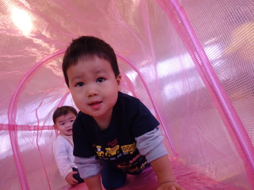 遊戯室遊ぶ子ども (5)