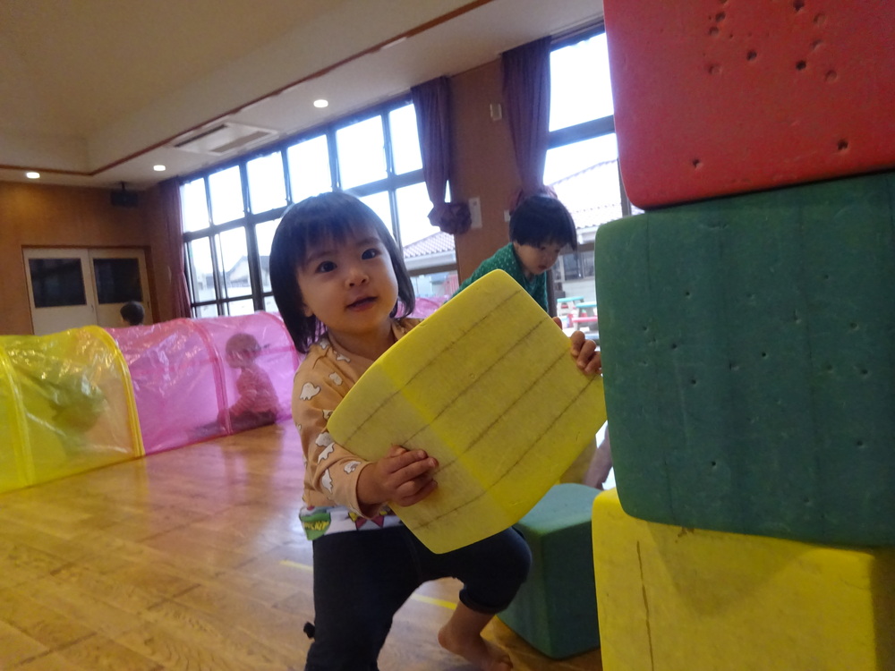 遊戯室遊ぶ子ども (7)