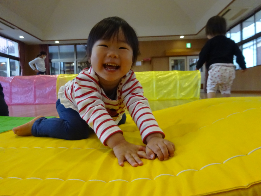 遊戯室遊ぶ子ども (8)
