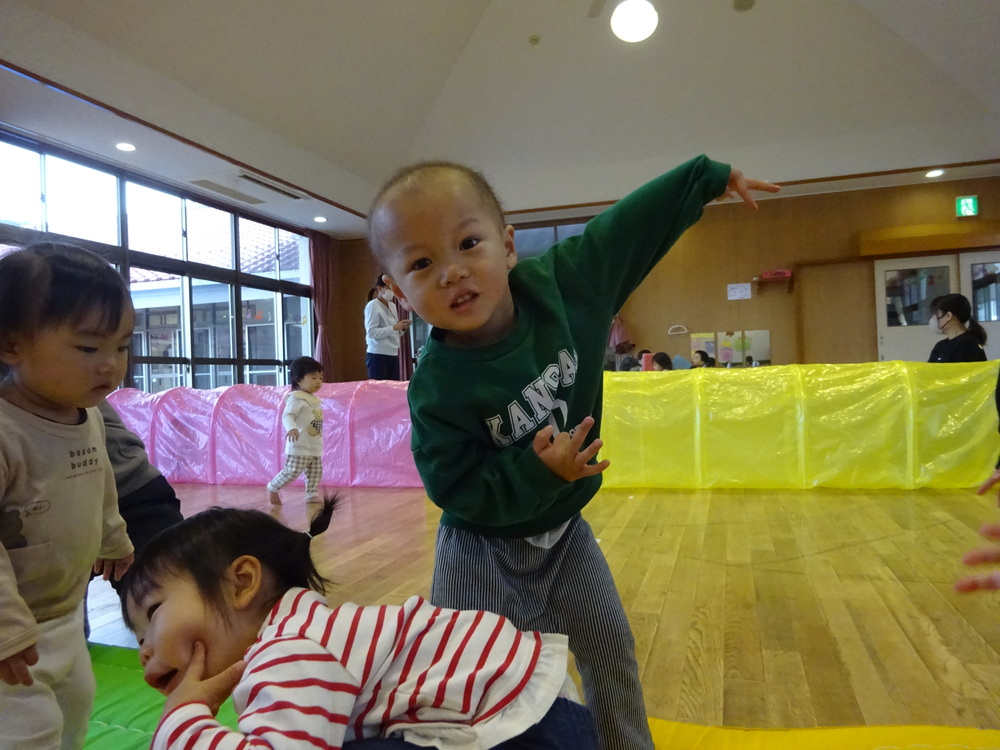 遊戯室遊ぶ子ども (9)