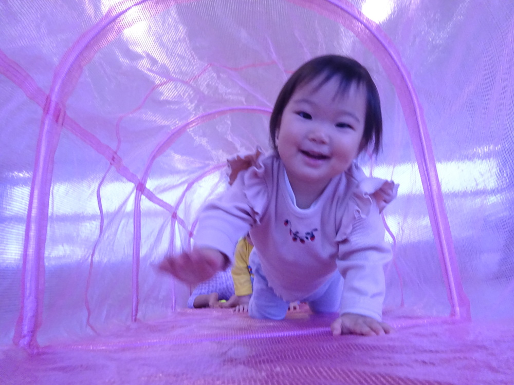 遊戯室遊ぶ子ども (10)
