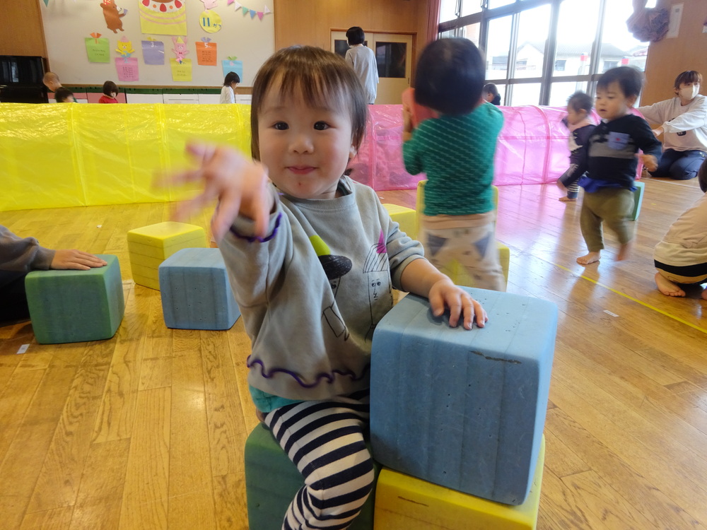 遊戯室遊ぶ子ども (11)