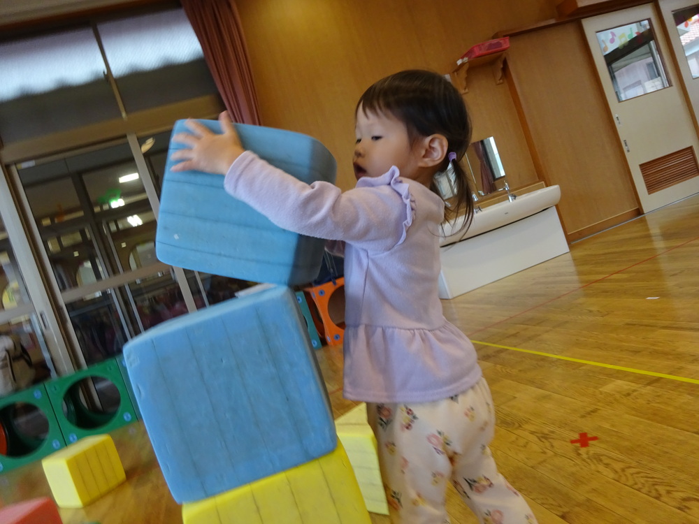 プラフォーミングで遊ぶ子ども