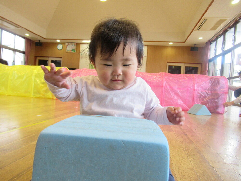 遊戯室で遊んでいる (3)