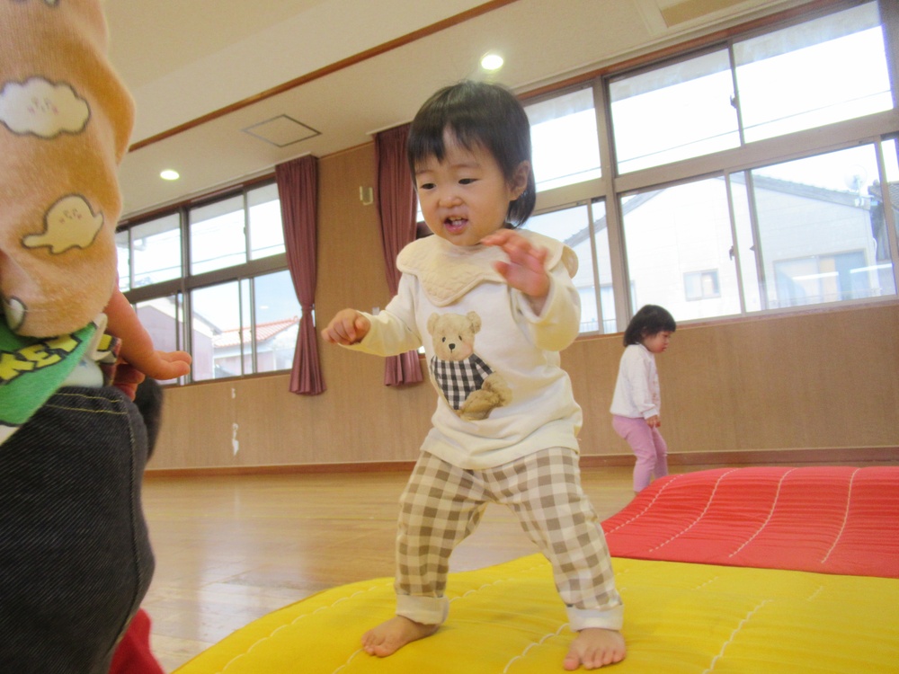 遊戯室で遊んでいる (4)