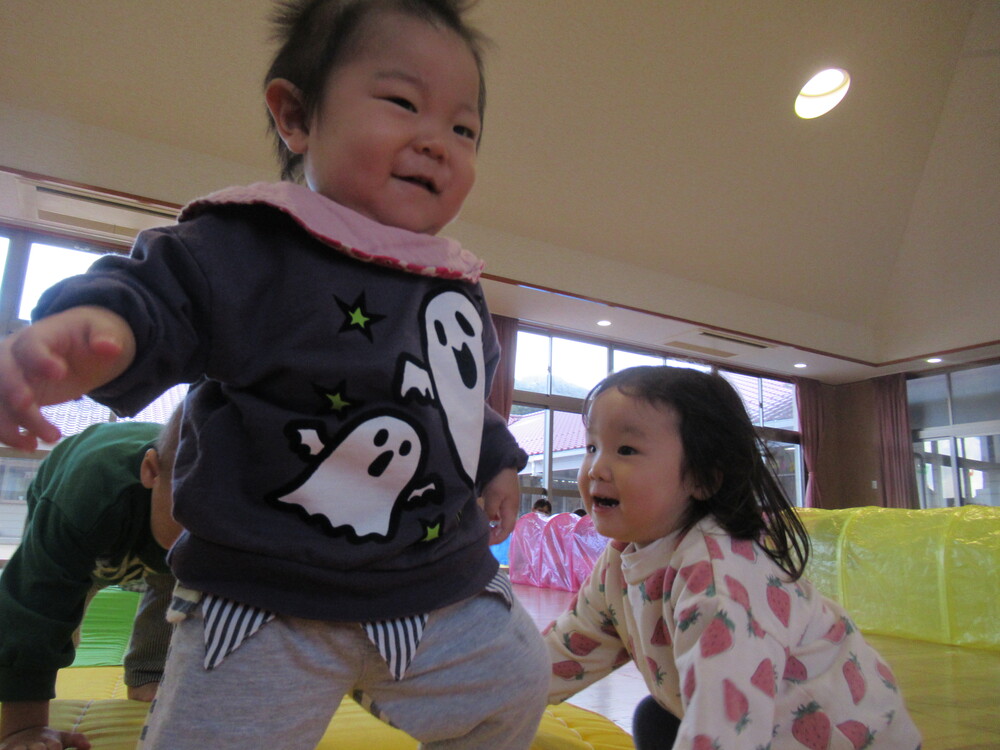 遊戯室で遊んでいる (5)