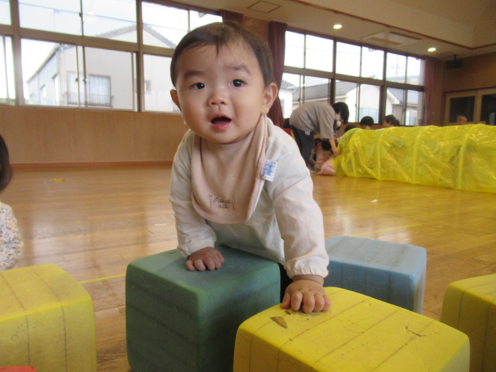 遊戯室で遊んでいる (1)