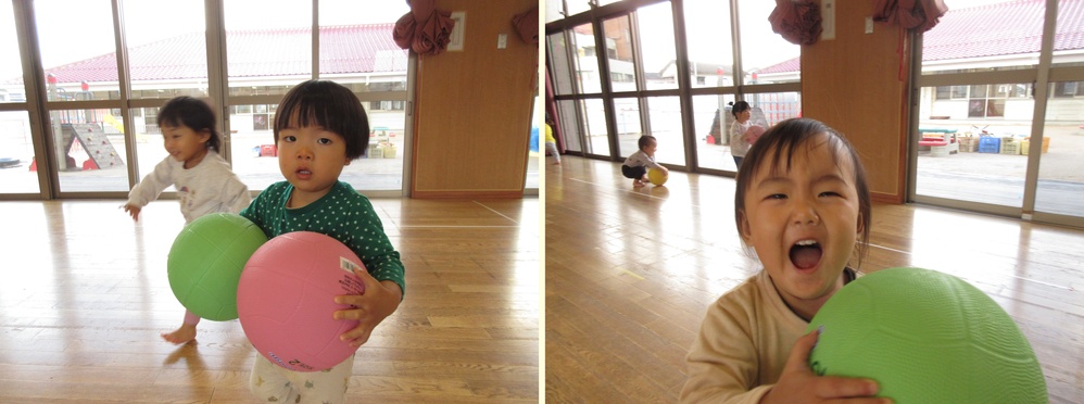 ボールで遊んでいる (3)