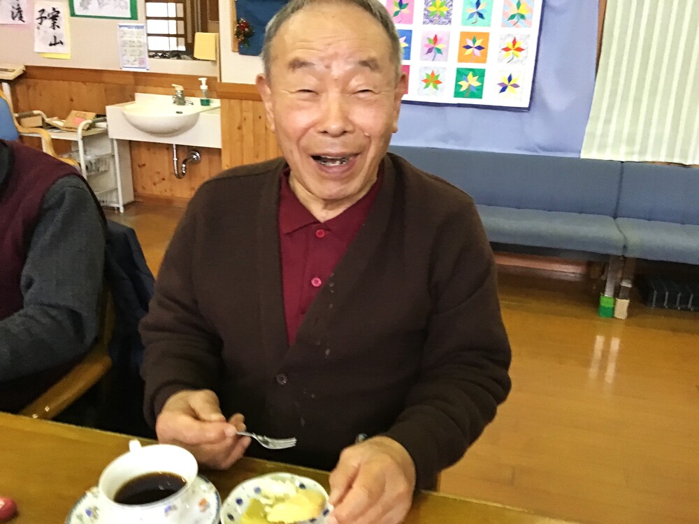 食べて笑顔の様子