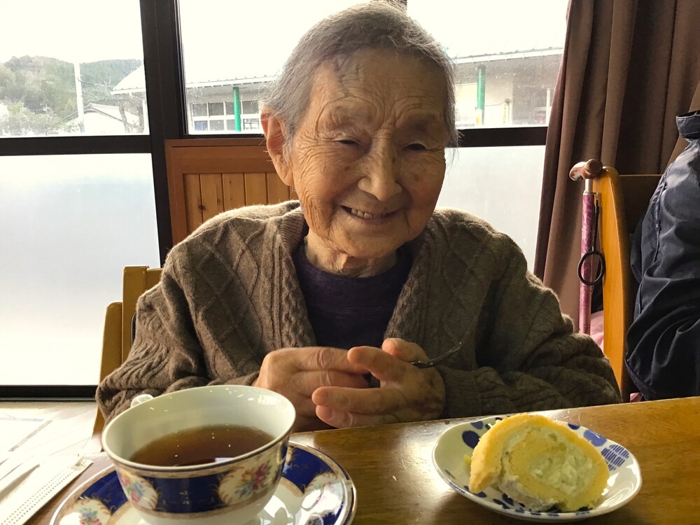 食べて笑顔の様子