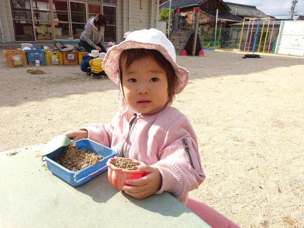 ごちそう作りをしている子ども (1)
