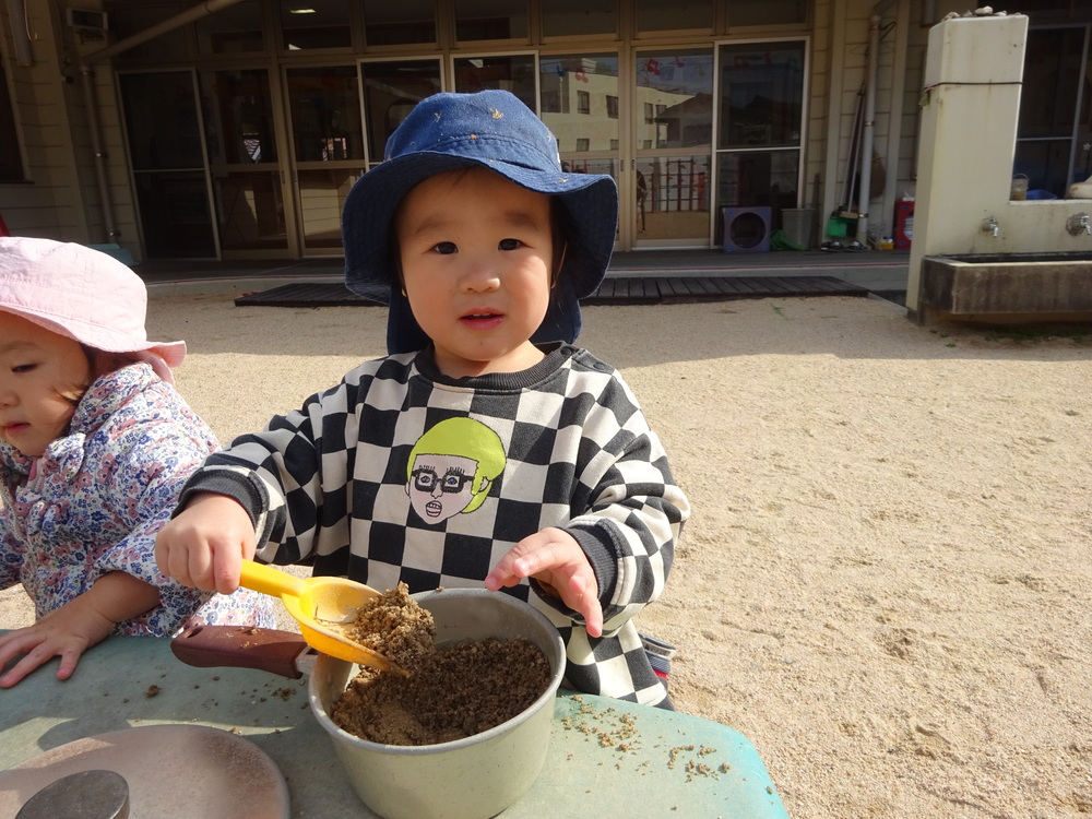 ごちそう作りをしている子ども (2)