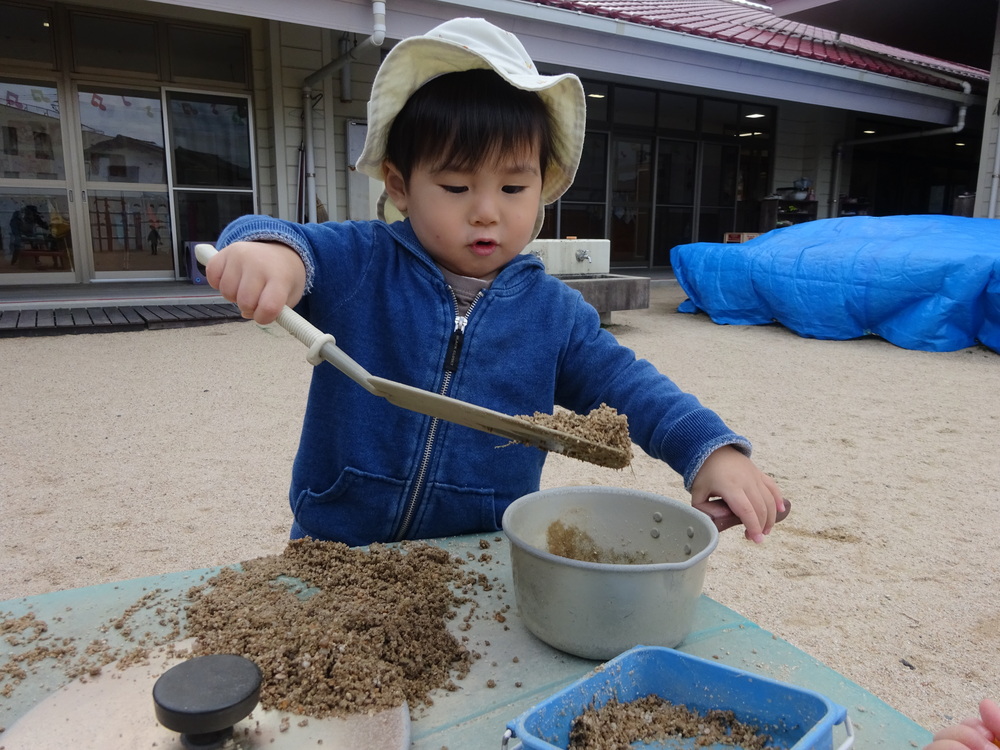 ごちそう作りをしている子ども (4)