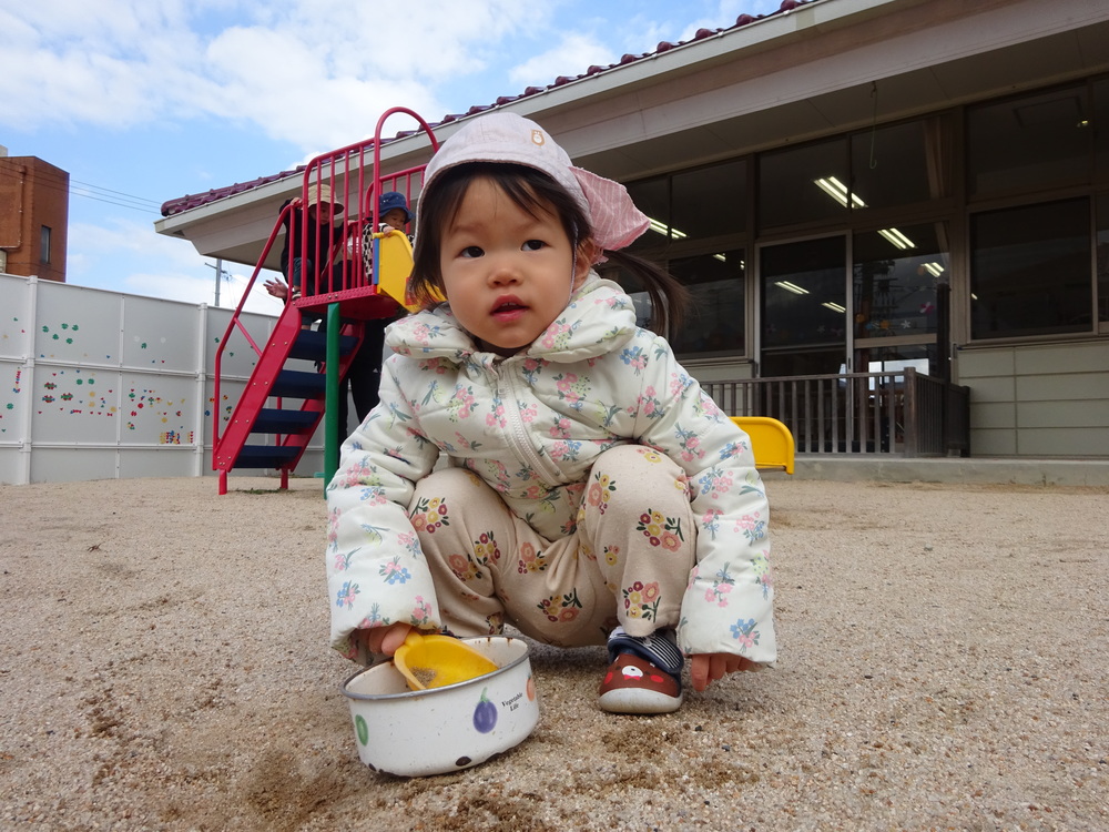 ごちそう作りをしている子ども
