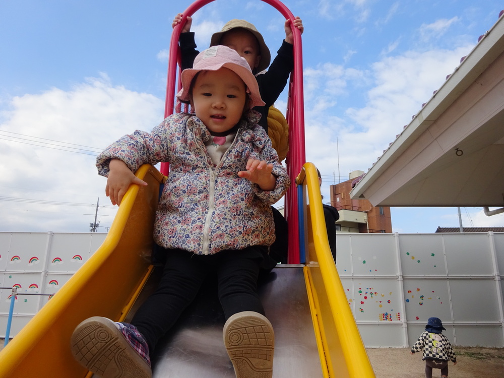 すべり台で遊んでいる子ども (1)