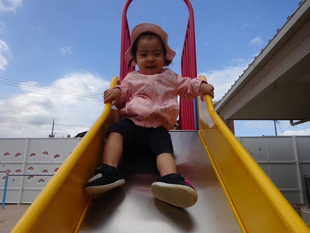 すべり台で遊んでいる子ども (2)