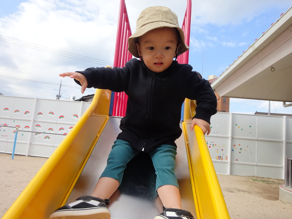 すべり台で遊んでいる子ども
