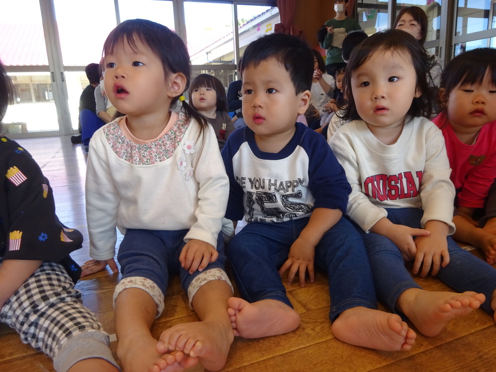 誕生会に参加する子どもたち (2)