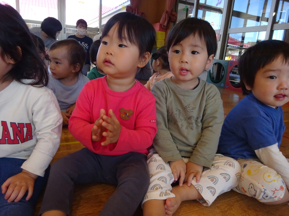 誕生会に参加する子どもたち
