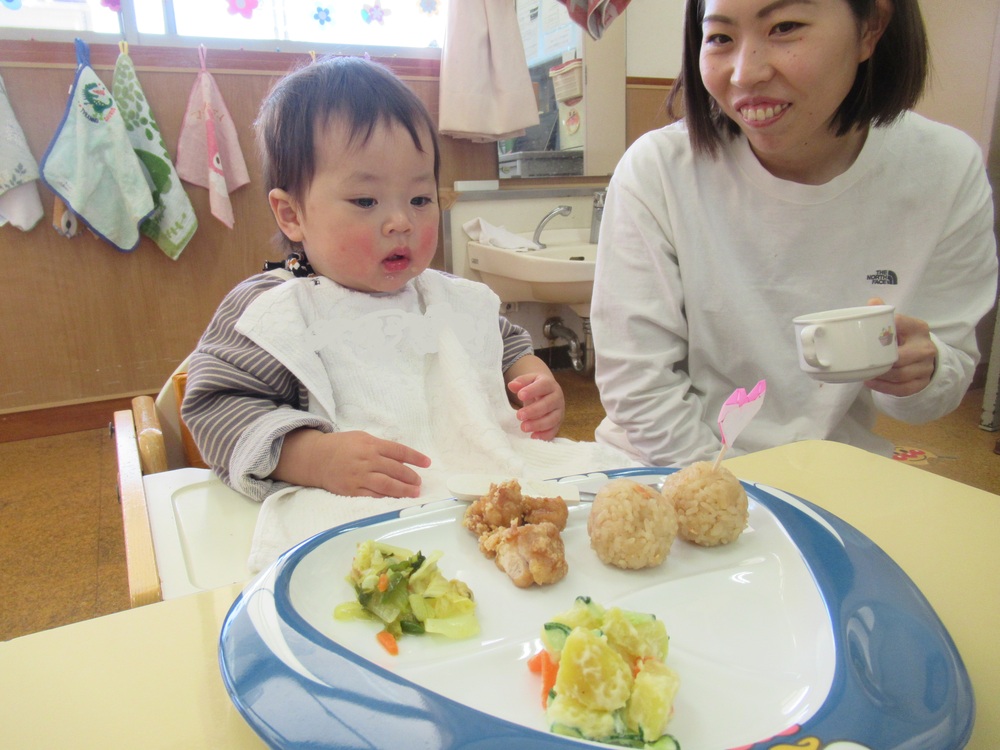 ご飯を食べている様子 (1)