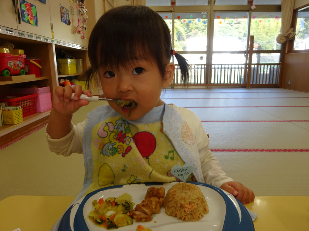 誕生日プレートを喜んでいる子ども