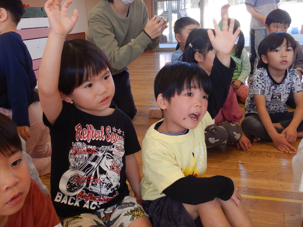 手を挙げる男の子