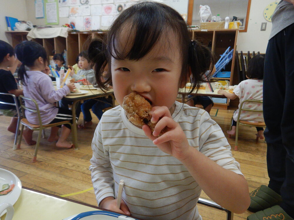 給食を食べる