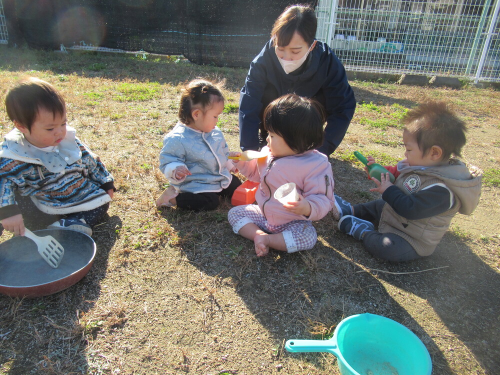 新園庭で遊んでいる様子 (8)