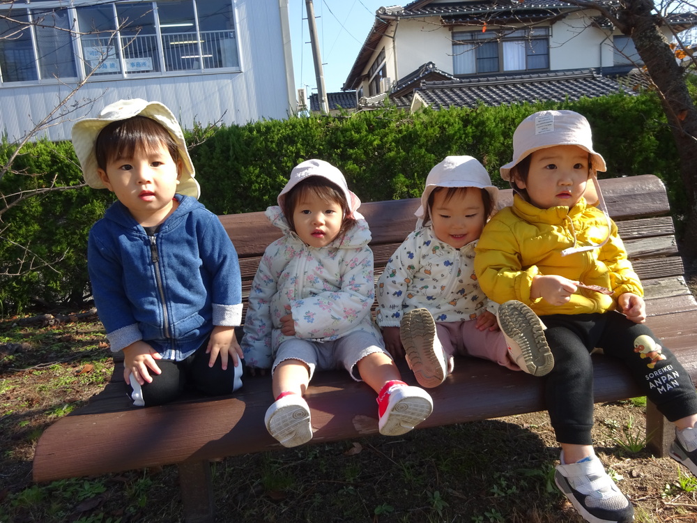 市民会館で遊ぶ子ども (1)