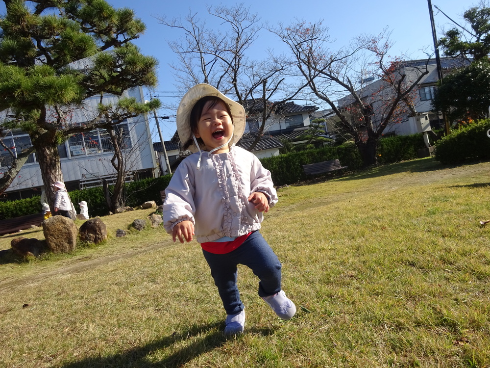 市民会館で遊ぶ子ども (4)