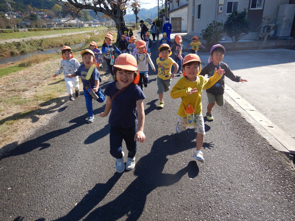 走る子どもたち