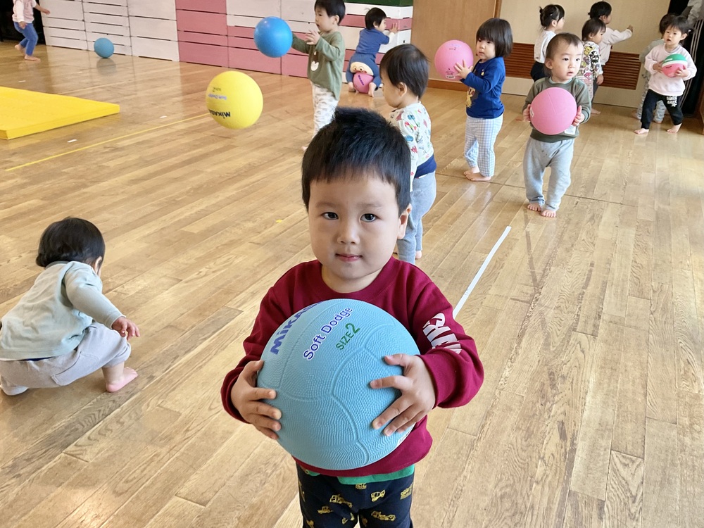 遊戯室で遊ぶ様子