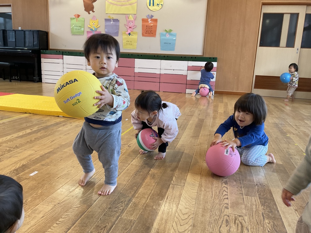 遊戯室で遊ぶ様子