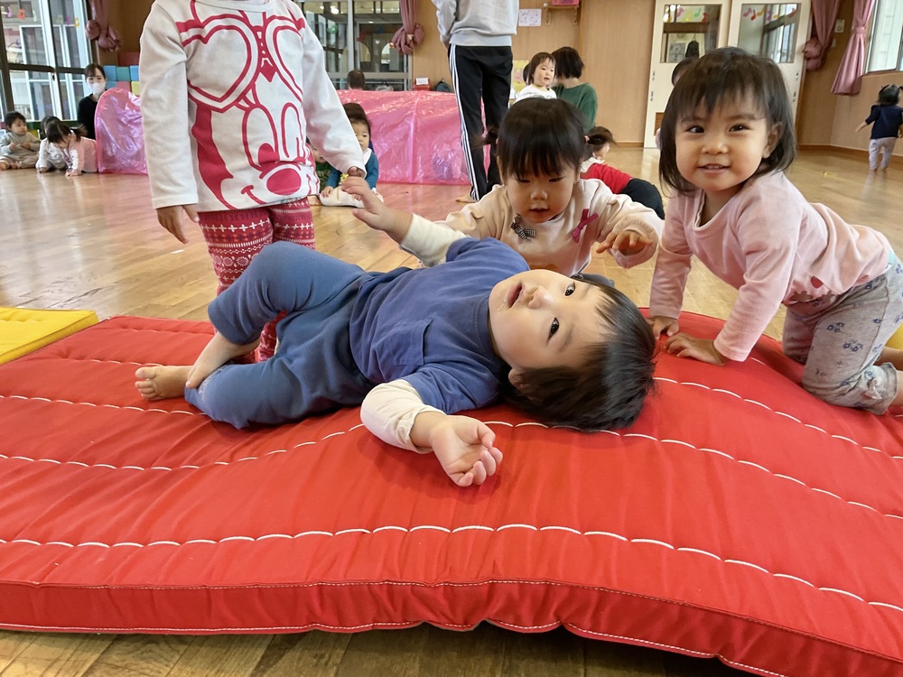 遊戯室で遊ぶ様子