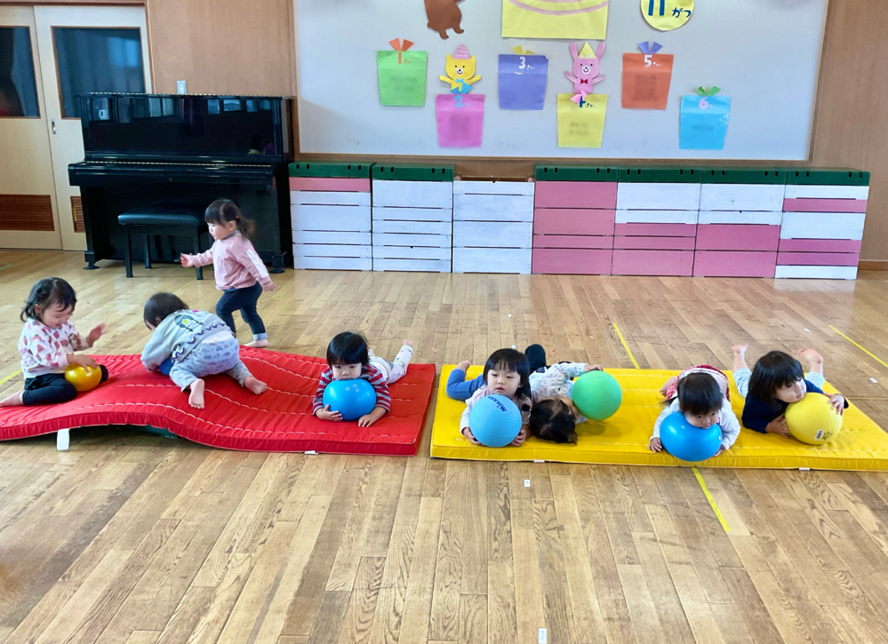 遊戯室で遊ぶ様子