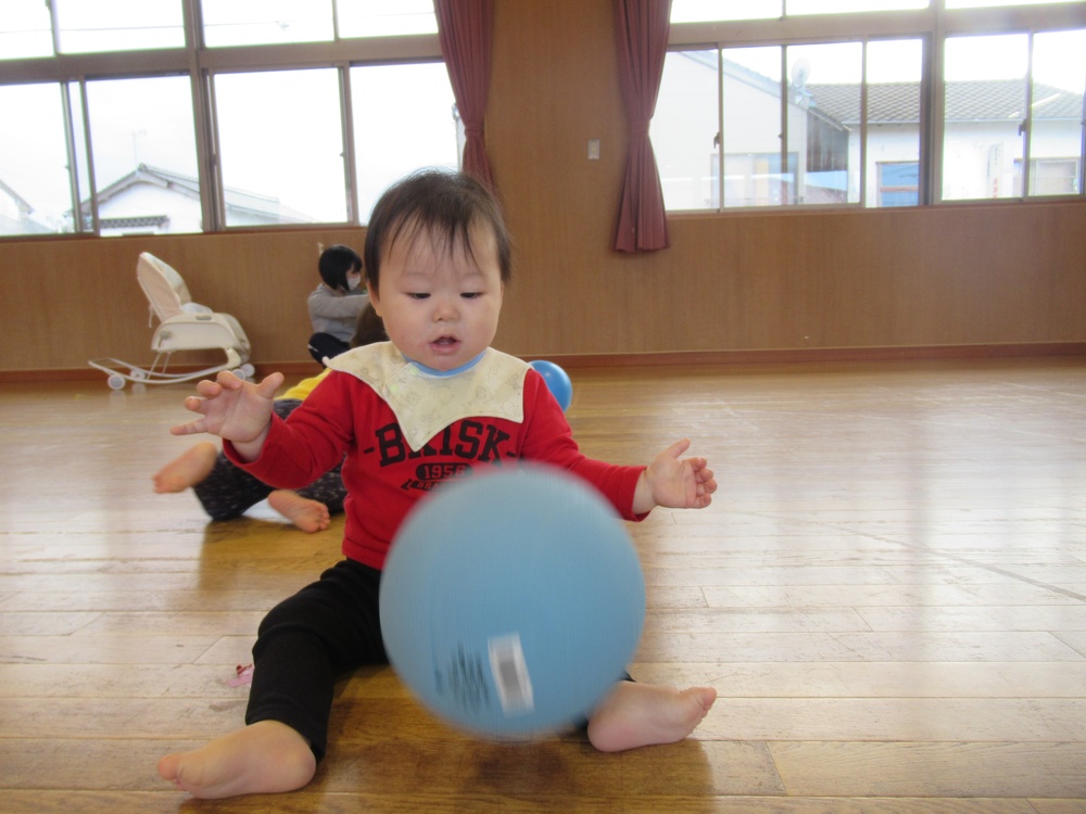 遊戯室で遊ぶ様子 (1)