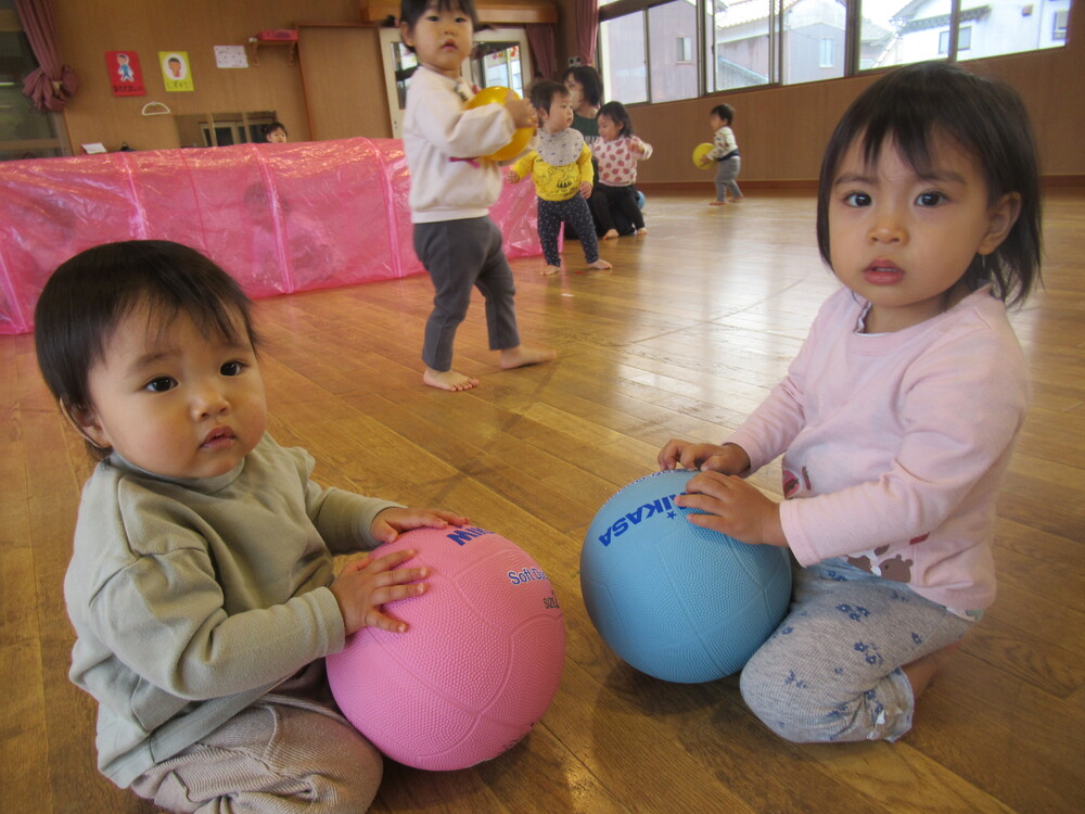 遊戯室で遊ぶ様子 (12)