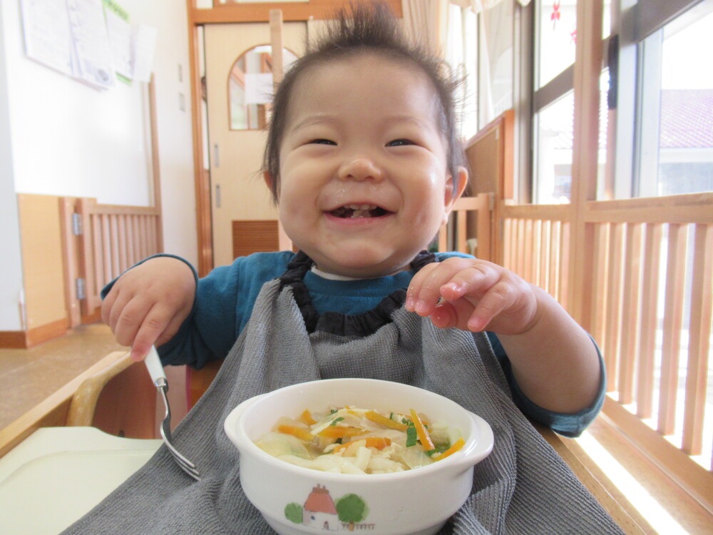 給食を食べている子ども