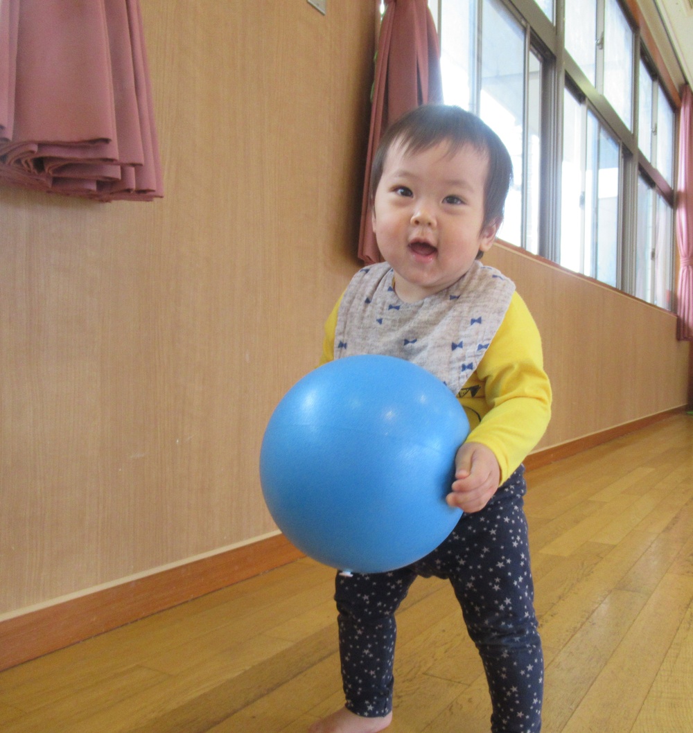 遊戯室で遊ぶ様子 (4)