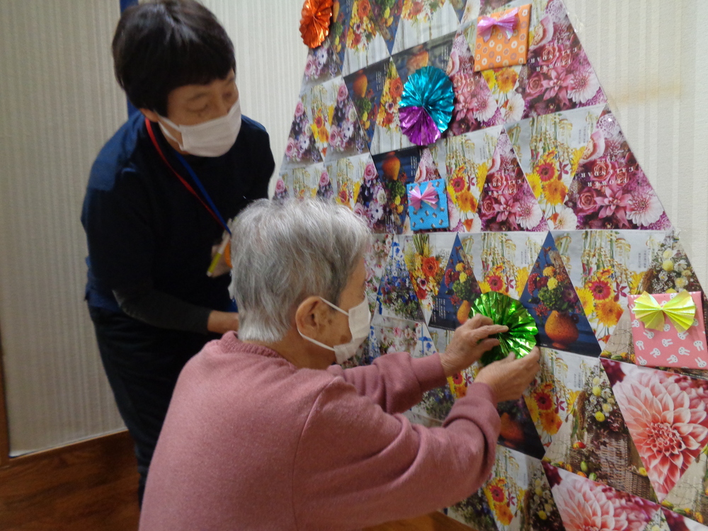 Tさんツリーに飾りつけ