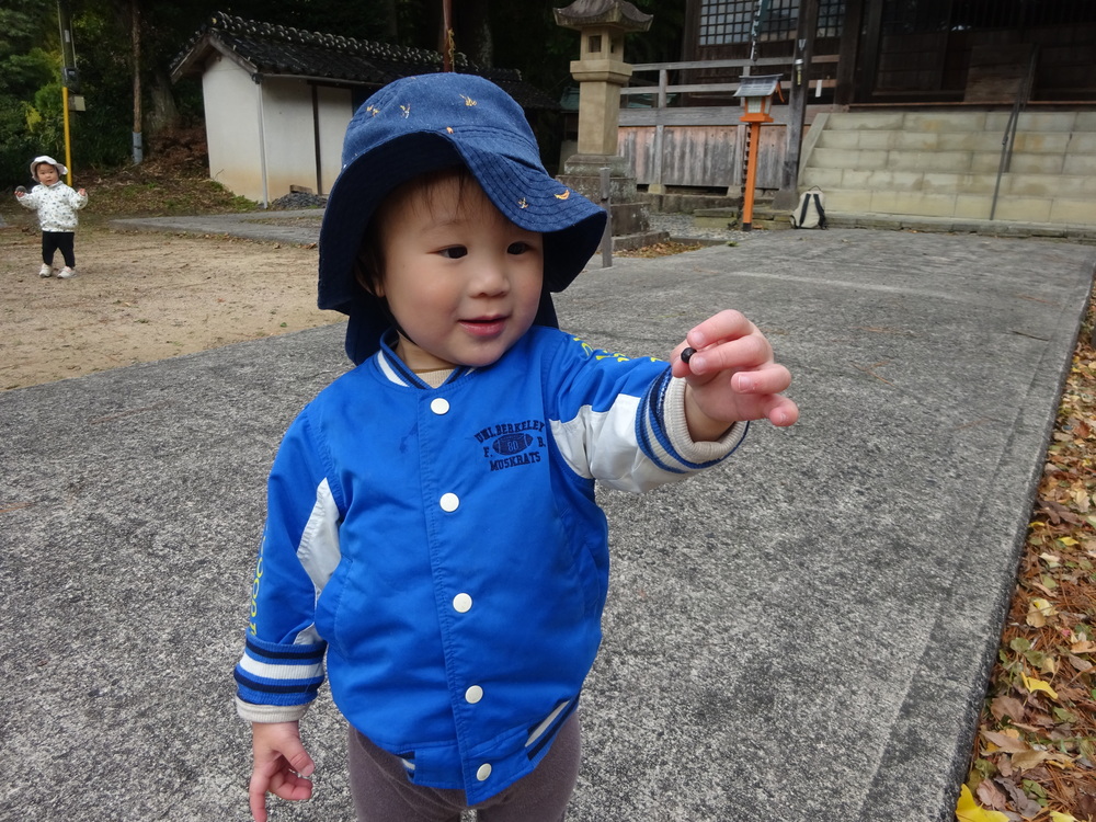 喜多の宮で遊ぶ子ども (2)