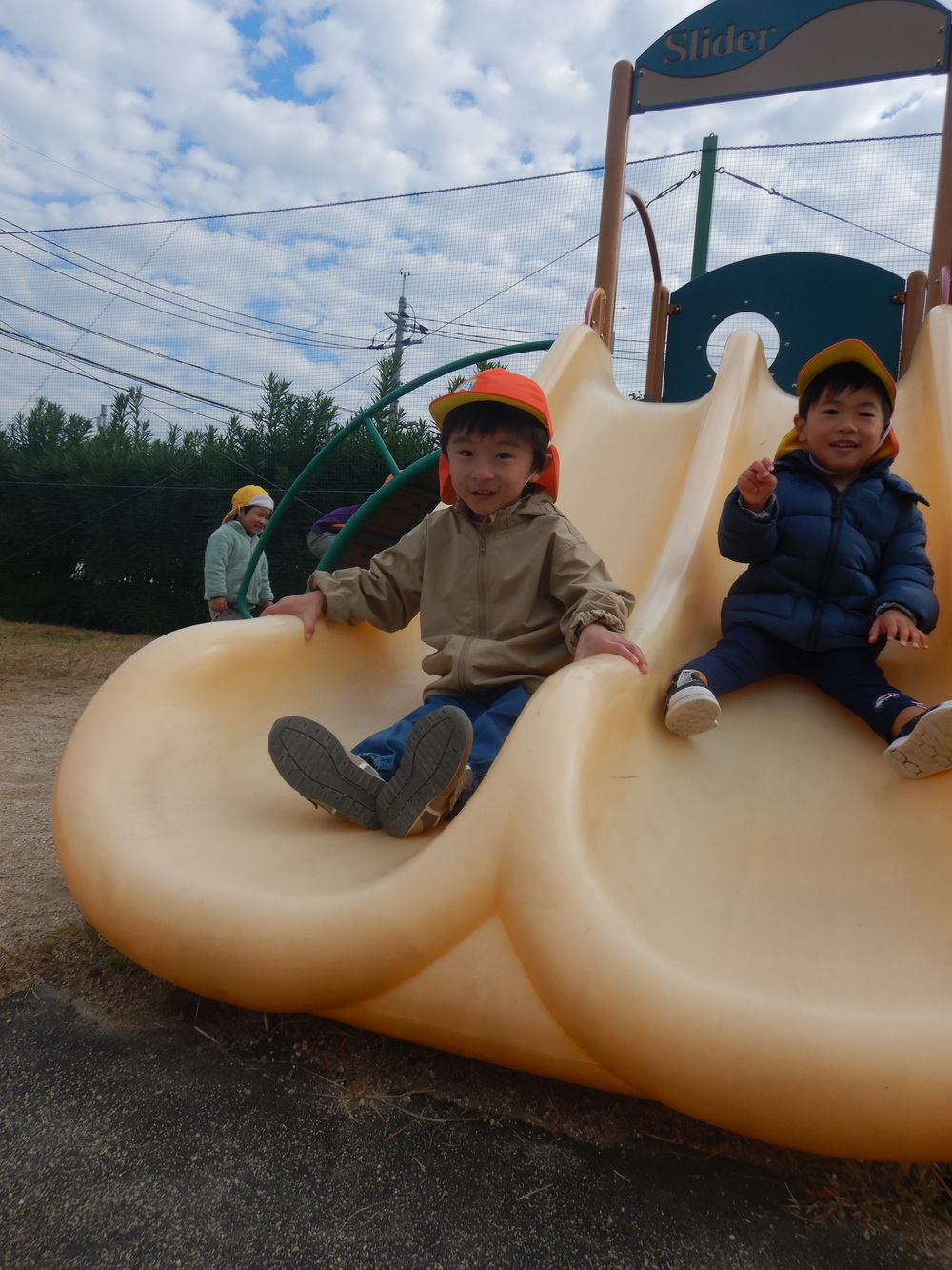公園で遊ぶこども