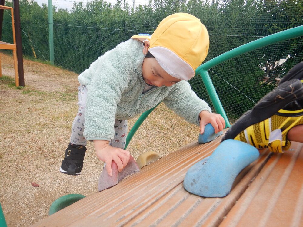 公園で遊ぶこども