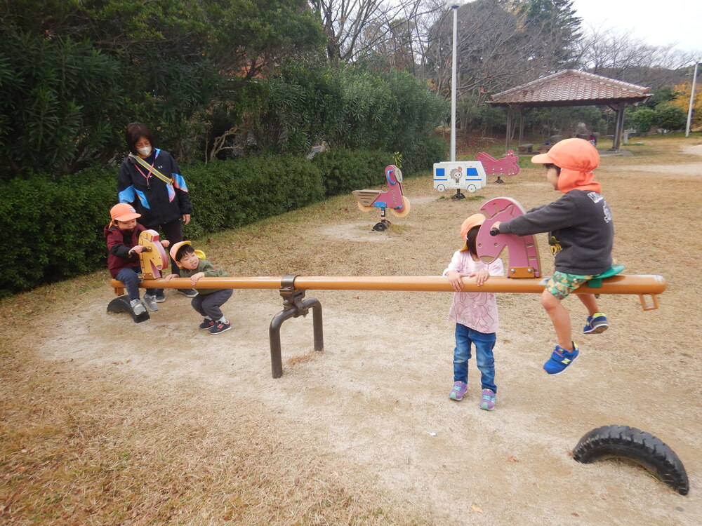公園で遊ぶこども