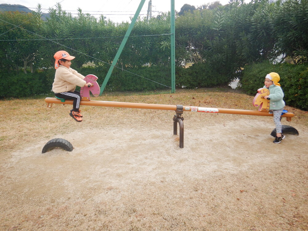 公園で遊ぶこども