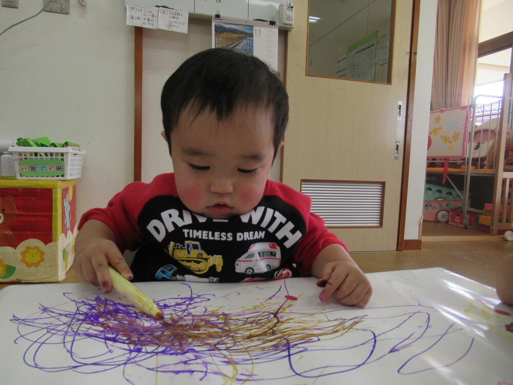 お絵描き＆シール貼りをする様子 (4)