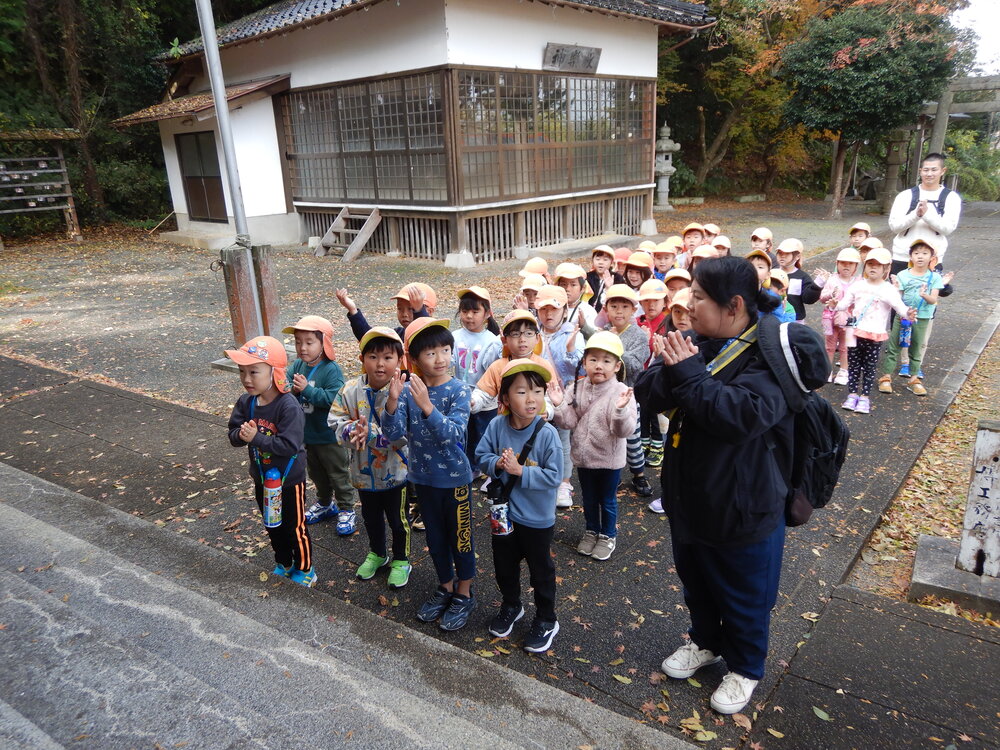 手を合わせる