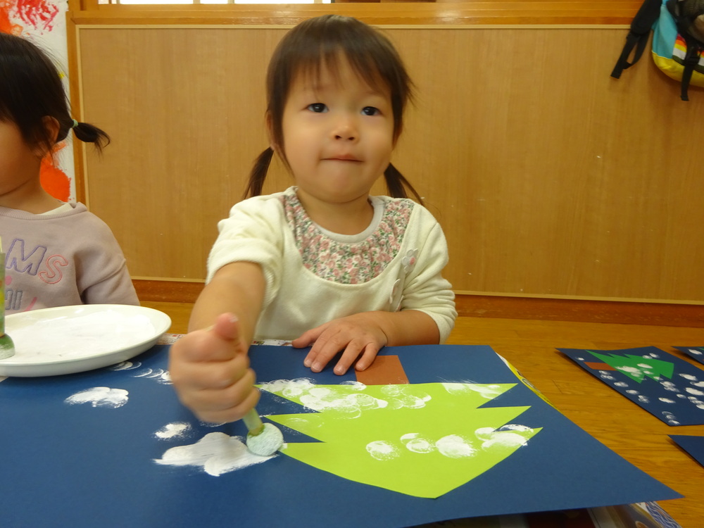 製作をする子ども (2)