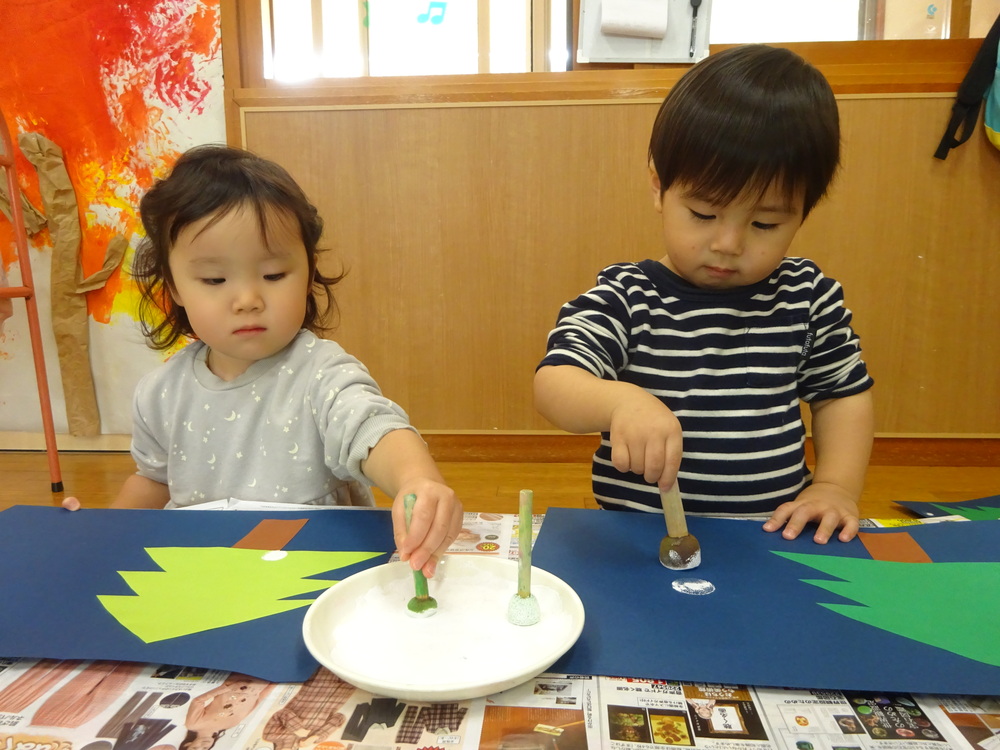 製作をする子ども (3)